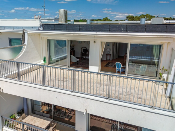 Vue d'un appartement avec terrasse à La Baule-Escoublac, ensoleillé et spacieux.
