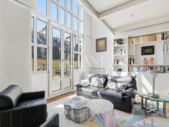 Intérieur d'un duplex lumineux avec vue sur la Tour Eiffel à Paris 7ème, salon moderne et spacieux.