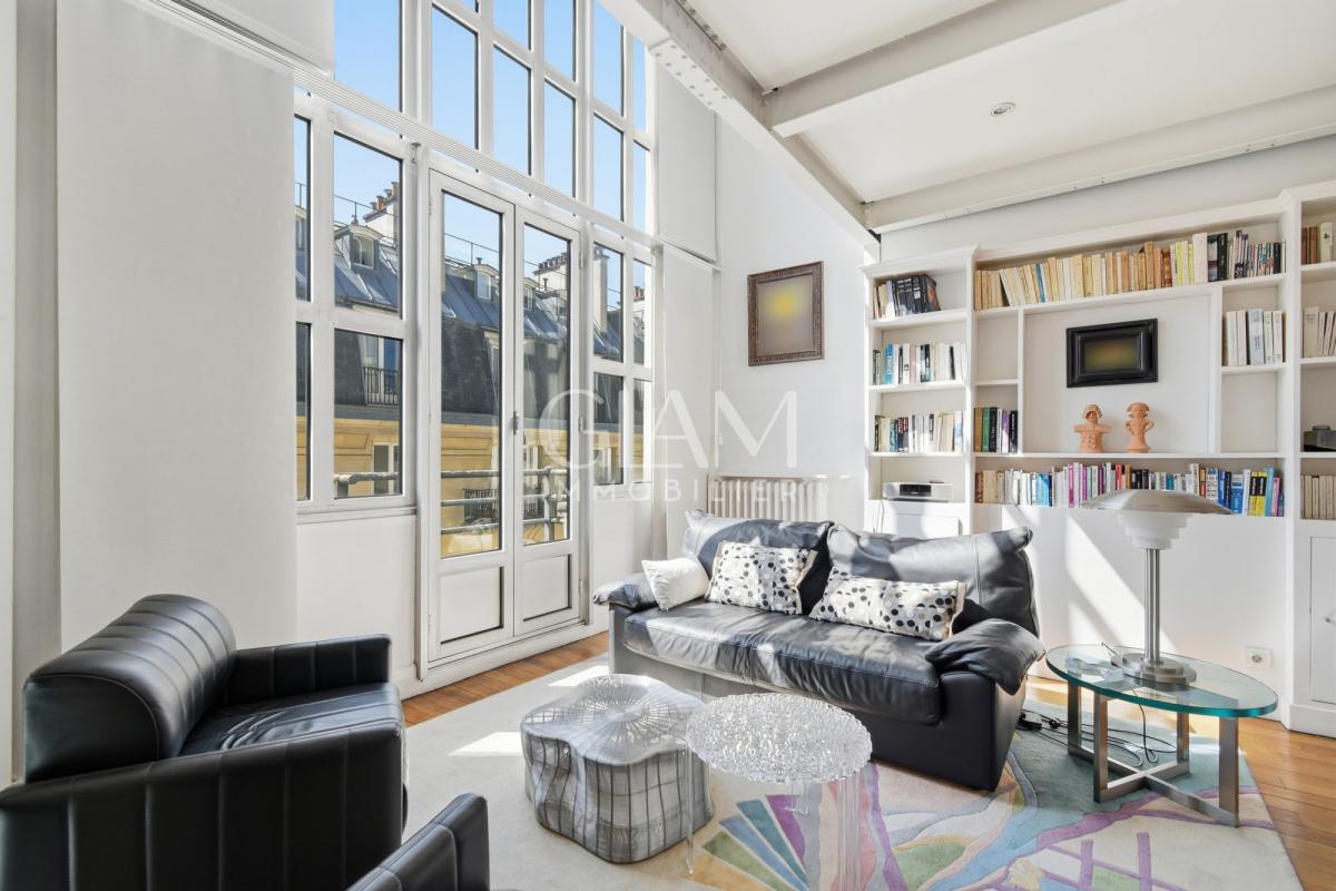 Intérieur d'un duplex lumineux avec vue sur la Tour Eiffel à Paris 7ème, salon moderne et spacieux.