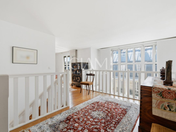 Intérieur d'un duplex lumineux avec vue sur la Tour Eiffel, Paris 7ème.