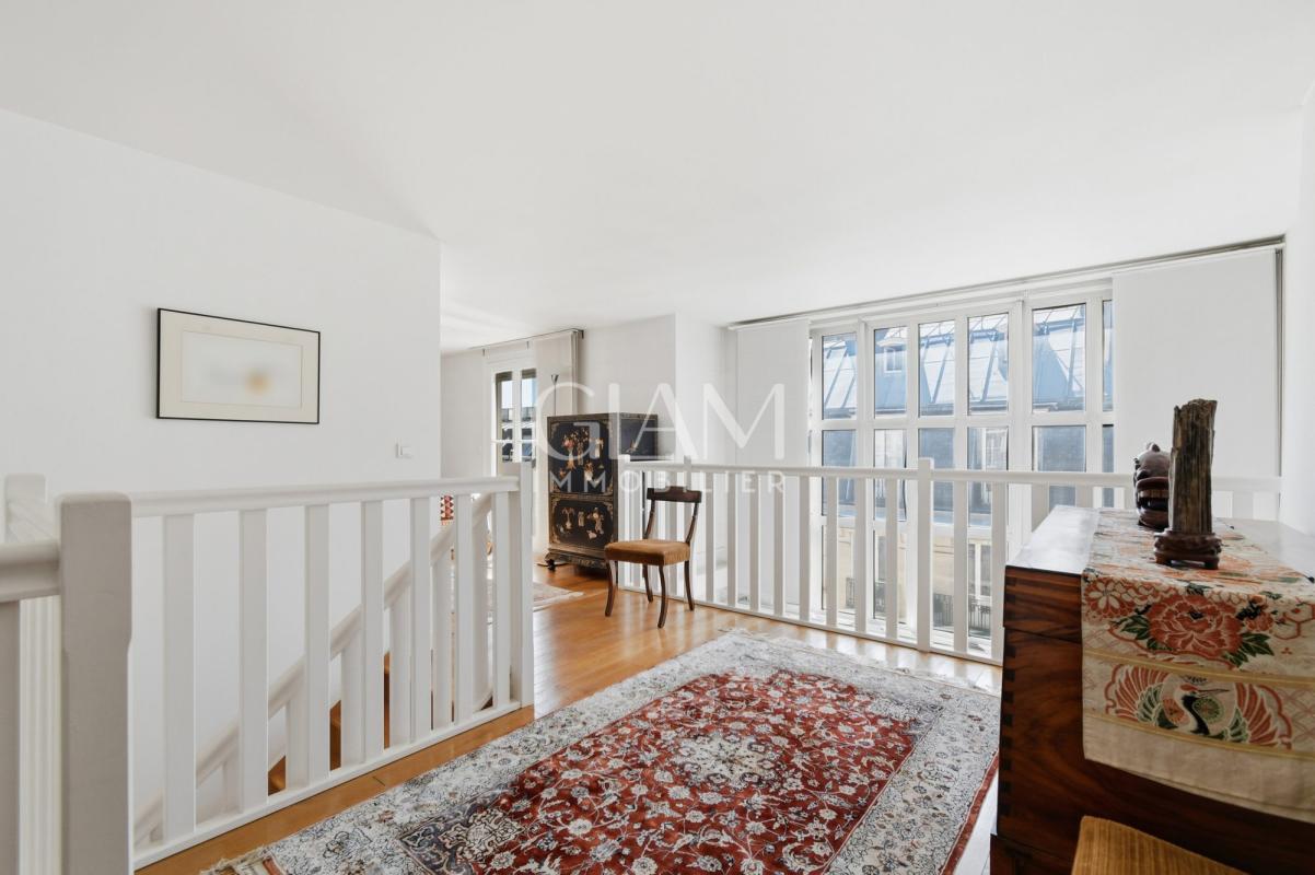 Intérieur d'un duplex lumineux avec vue sur la Tour Eiffel, Paris 7ème.