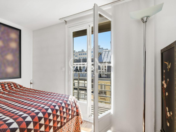 Chambre d'un duplex à Paris avec vue sur la Tour Eiffel.