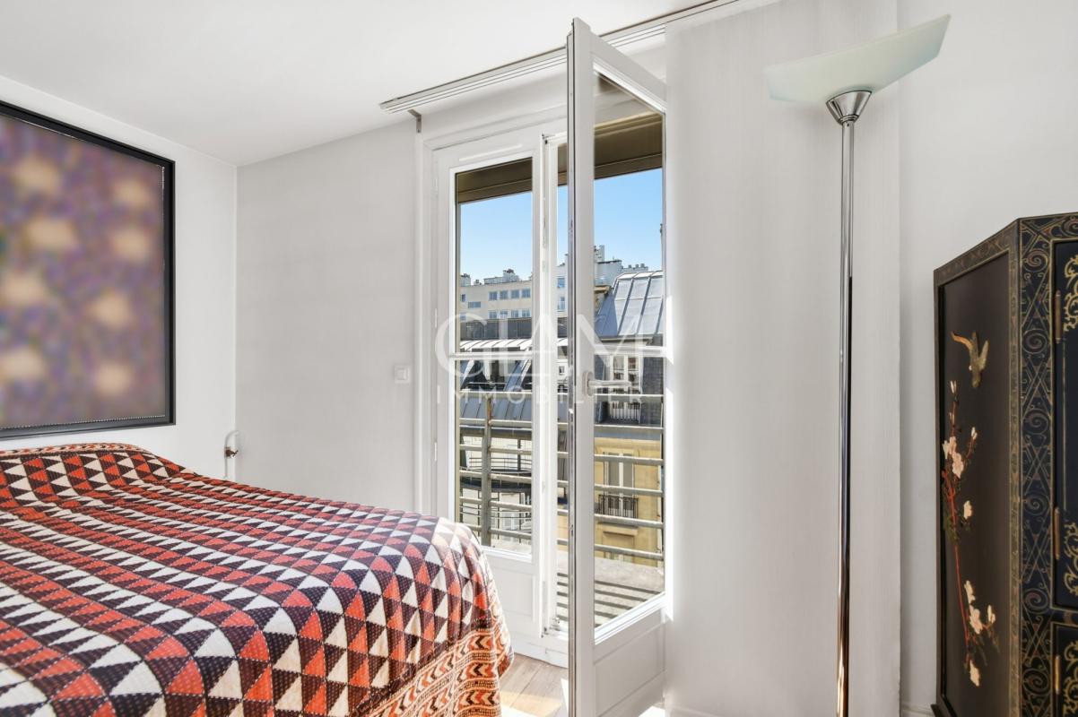 Chambre d'un duplex à Paris avec vue sur la Tour Eiffel.