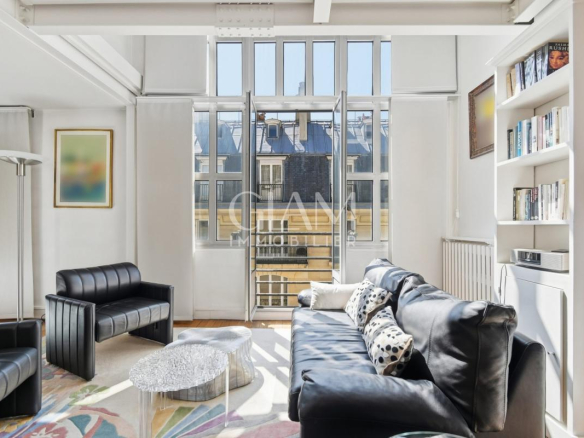 Intérieur d'un duplex lumineux avec vue sur la Tour Eiffel, Paris 7ème.