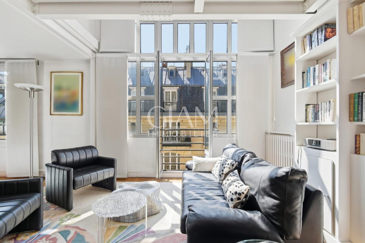 Intérieur d'un duplex lumineux avec vue sur la Tour Eiffel, Paris 7ème.