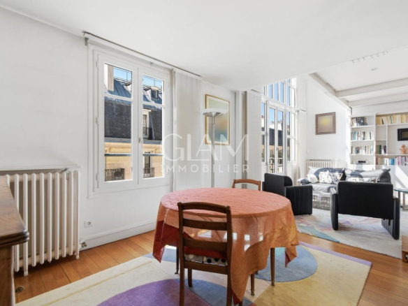 Intérieur d'un duplex lumineux avec vue sur la Tour Eiffel, Paris 7ème.