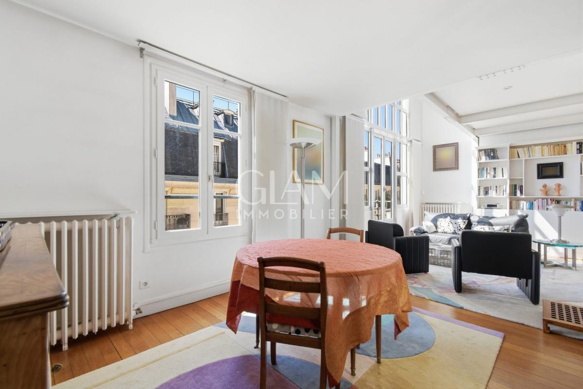 Intérieur d'un duplex lumineux avec vue sur la Tour Eiffel, Paris 7ème.