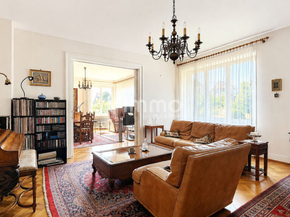 Intérieur d'une maison bourgeoise à Barr avec salon lumineux, mobilier ancien et tapis.