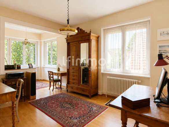 Intérieur d'une maison bourgeoise à Barr, avec bureau et mobilier en bois.