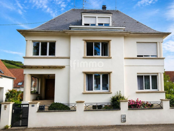 Élégante maison bourgeoise à Barr, façade blanche avec jardin et garage.
