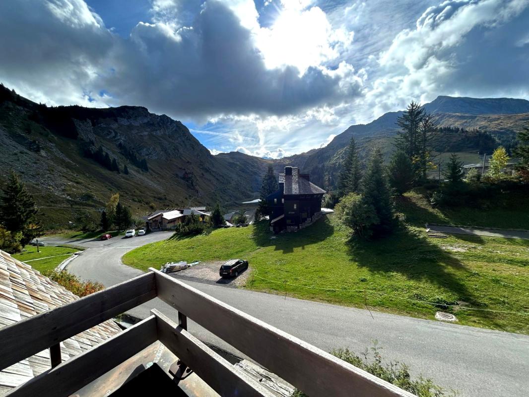 Vue depuis l’appartement à Morzine Vue depuis un balcon d'appartement avec montagnes en arrière-plan à Morzine.