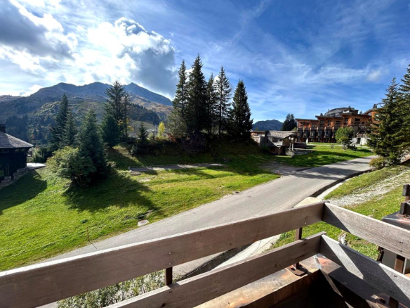 Vue dégagée sur les montagnes depuis un balcon d'appartement à Morzine.