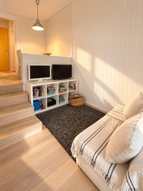 Appartement lumineux à Morzine Intérieur d'un appartement lumineux avec salon, télévision et coin repas.