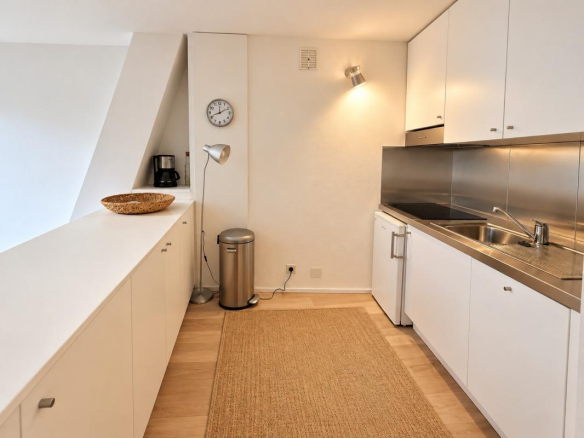 Cuisine moderne et lumineuse d'un appartement à Morzine, avec plans de travail en inox et espace de rangement.