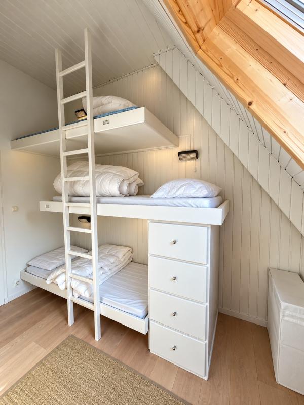 Chambre d’appartement lumineux à Morzine Chambre d'un appartement lumineux avec lits superposés et rangement à Morzine.