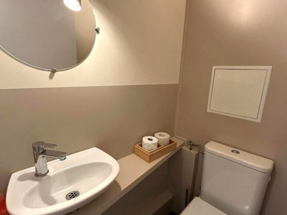 Salle de bain avec lavabo et toilettes dans un appartement lumineux à Morzine.