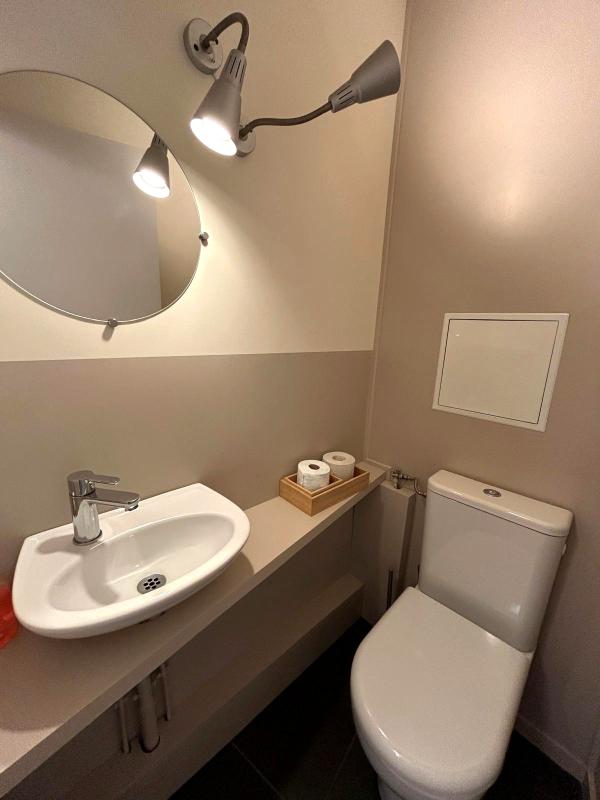 Salle de bain de l’appartement à Morzine Salle de bain avec lavabo et toilettes dans un appartement lumineux à Morzine.