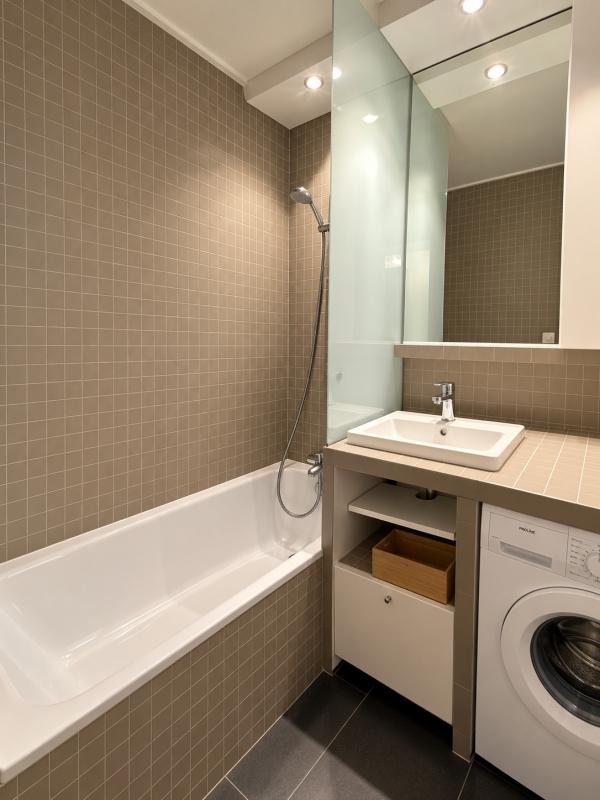 Salle de bain d’un appartement à Morzine Salle de bain d'un appartement lumineux avec baignoire et lavabo à Morzine.