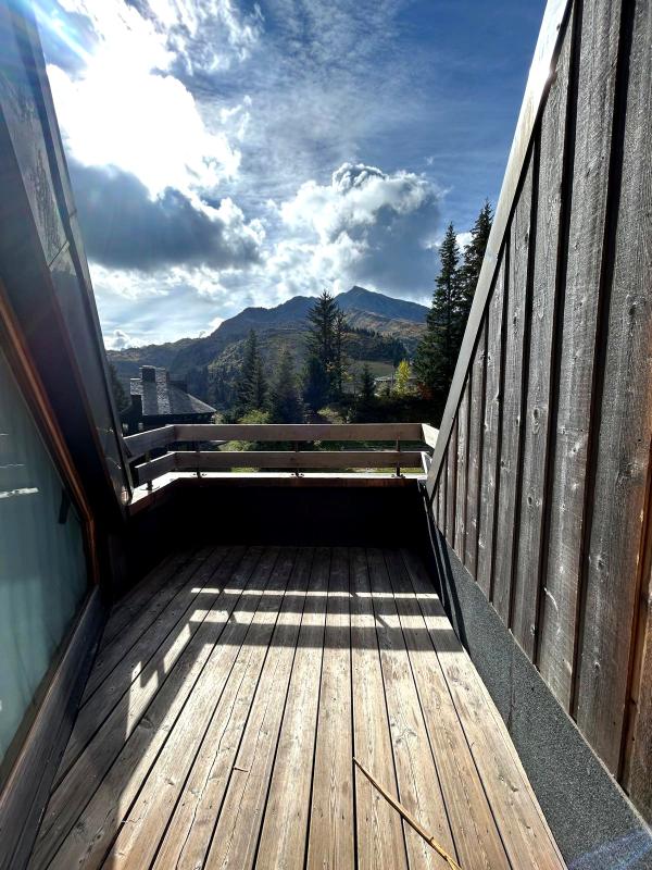 Balcon avec vue sur les montagnes Balcon d'un appartement avec vue sur les montagnes à Morzine, lumineux et en bois.