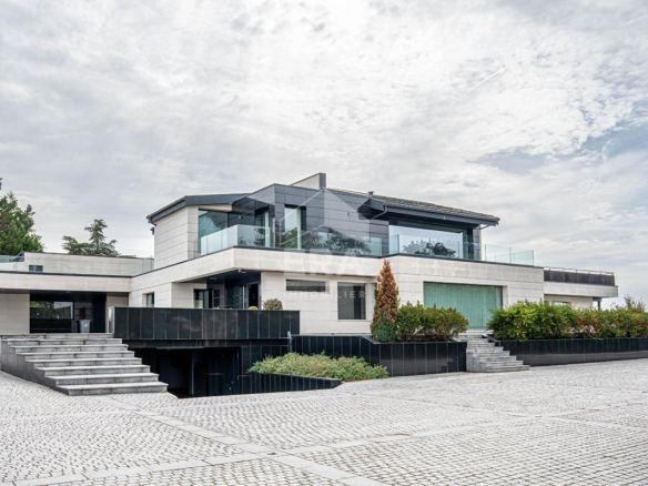 Maison d'architecte moderne avec jardin, située près de Fontainebleau, France.