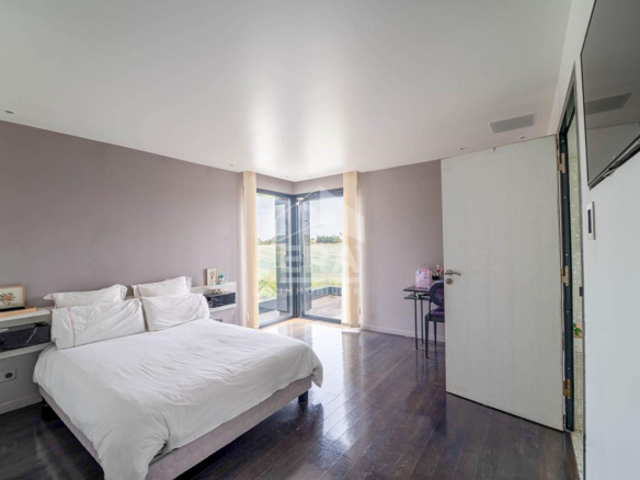 Chambre d'une maison d'architecte moderne avec vue sur l'extérieur.