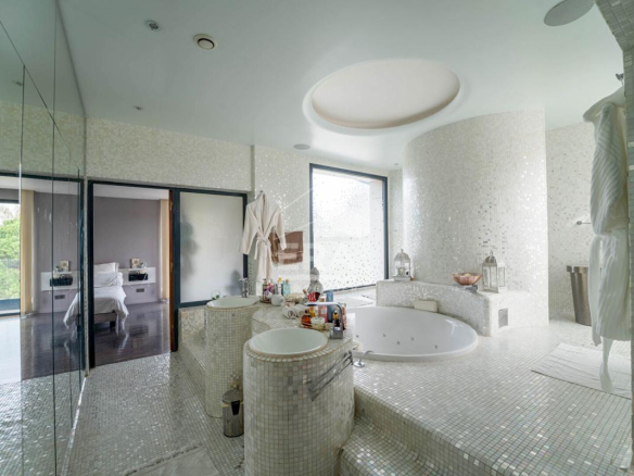 Salle de bain moderne avec baignoire et mosaïque, lumière naturelle, maison d'architecte près de Fontainebleau.