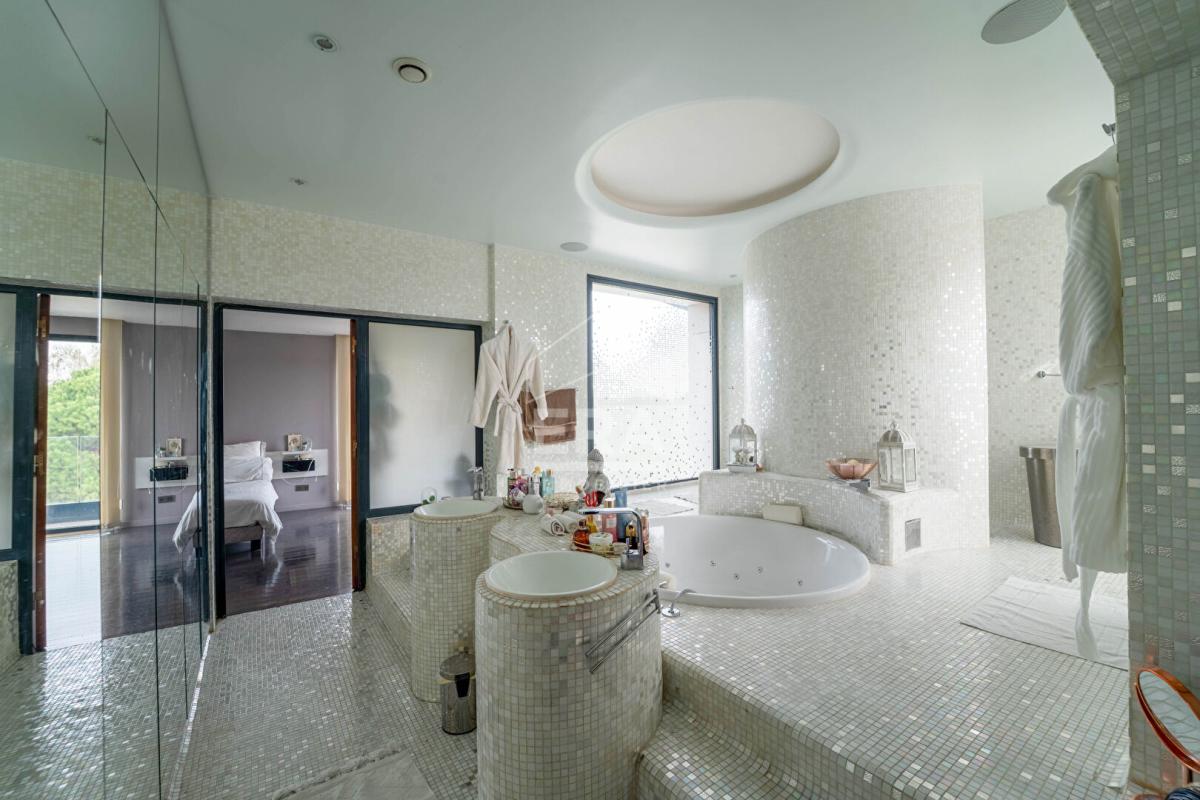 Salle de bain moderne avec baignoire et mosaïque, lumière naturelle, maison d'architecte près de Fontainebleau.