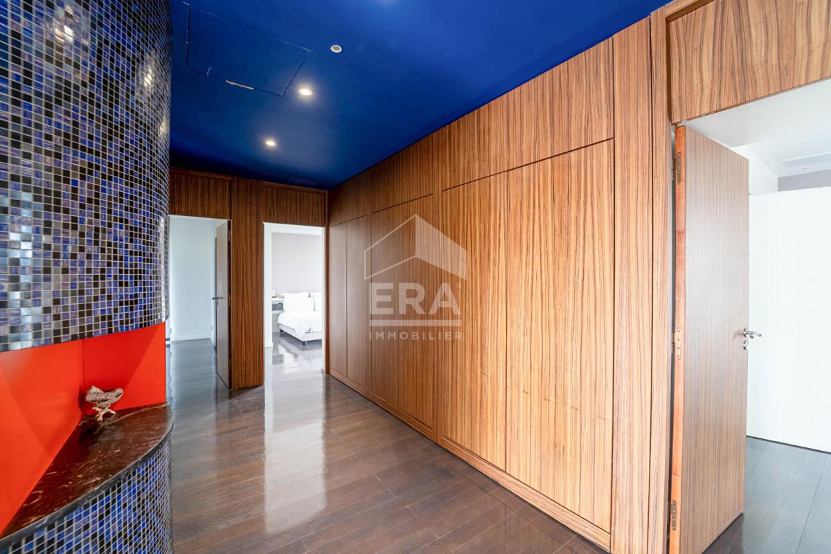 Intérieur d'une maison d'architecte avec murs en bois et un sol en parquet, éclairage moderne.