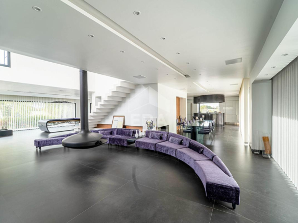 Intérieur d'une maison d'architecte avec un salon spacieux et moderne, à Fontainebleau.