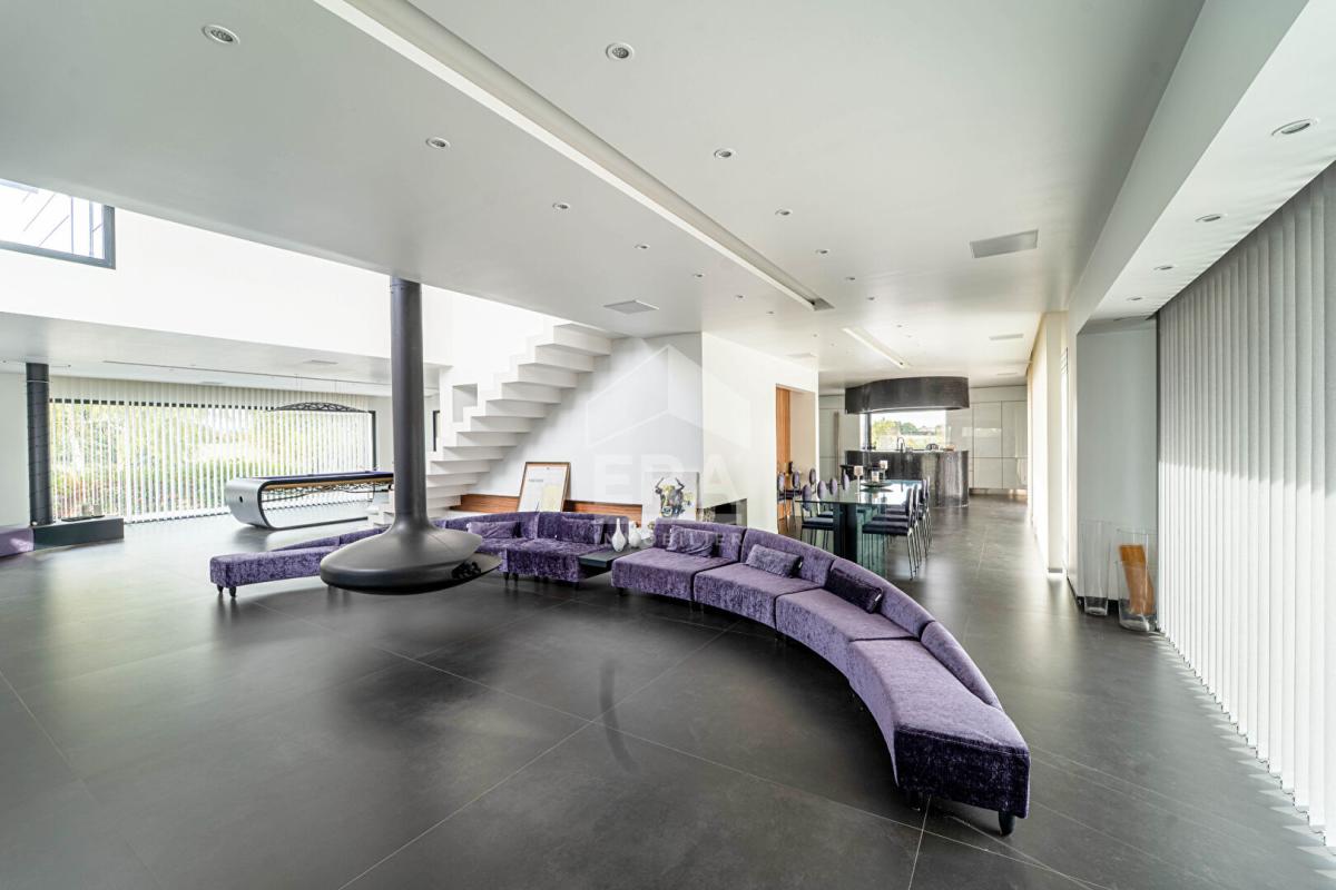 Intérieur d'une maison d'architecte avec un salon spacieux et moderne, à Fontainebleau.