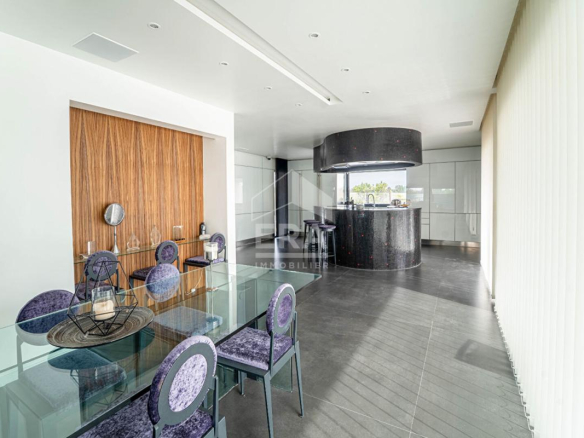 Intérieur d'une maison d'architecte moderne avec salle à manger et cuisine ouverte.