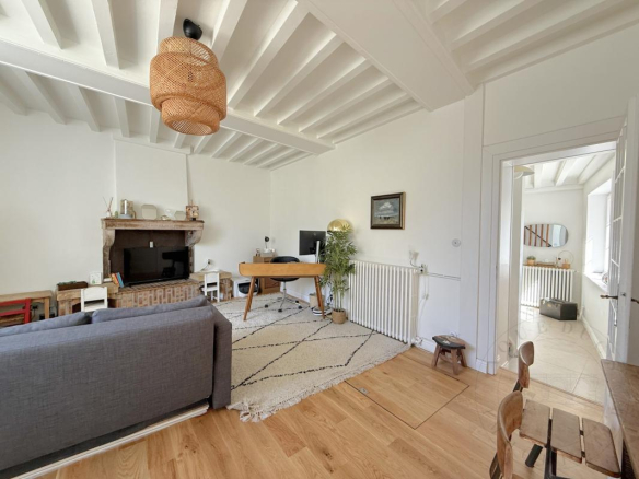 Intérieur d'une demeure historique rénovée à Chaponost, avec salon lumineux et mobilier moderne.