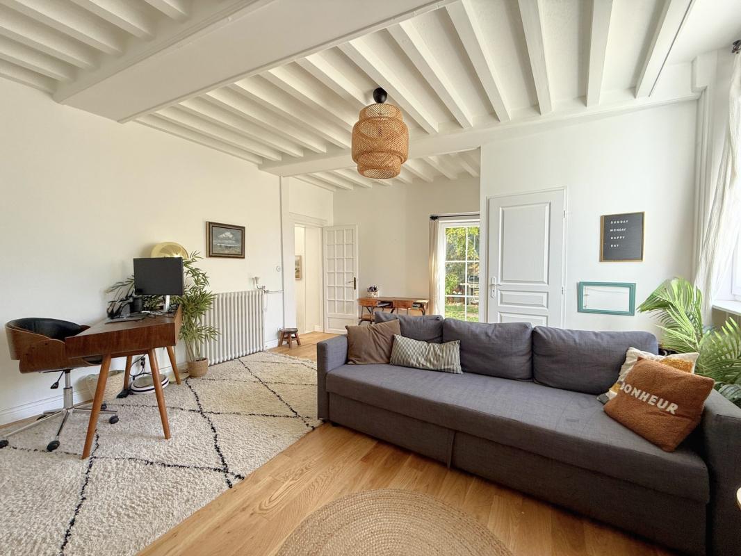 Intérieur d’une demeure historique à Chaponost Intérieur d'une élégante demeure historique rénovée avec salon, bureau et décoration moderne.