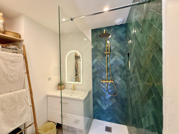Salle de bain moderne avec douche à l'italienne et carrelage vert