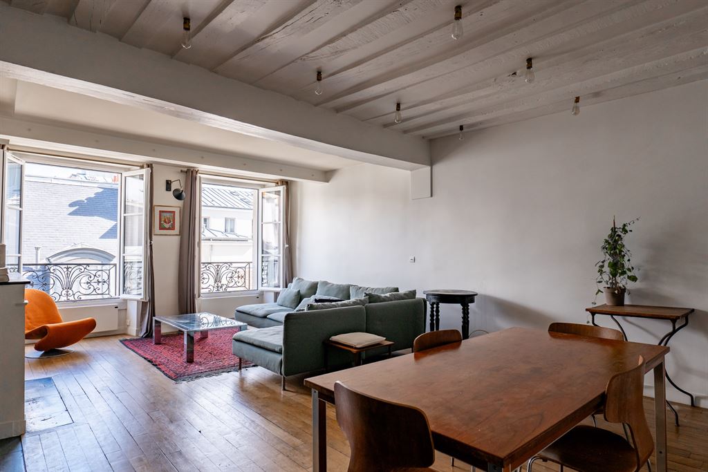 Appartement dans le Marais Intérieur d'un appartement dans le Marais à Paris, avec salon lumineux et cuisine ouverte.
