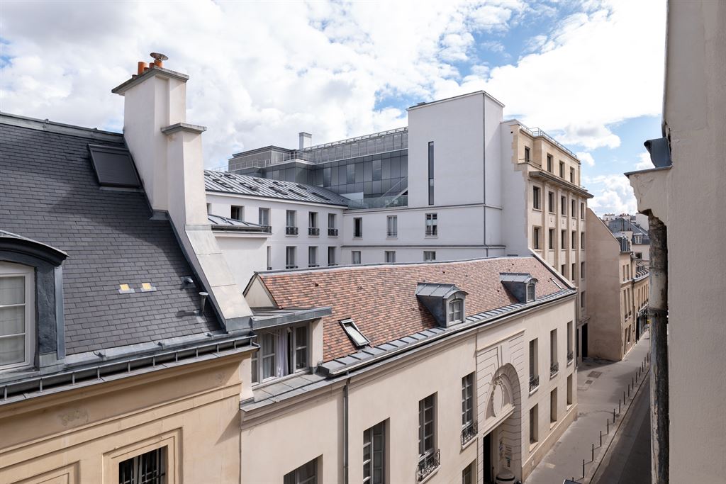 Vue depuis un appartement dans le Marais Vue depuis un appartement au 3ème étage dans le Marais, Paris, montrant des bâtiments environnants.