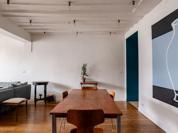Intérieur d'un appartement dans le Marais à Paris, avec un salon et une salle à manger.