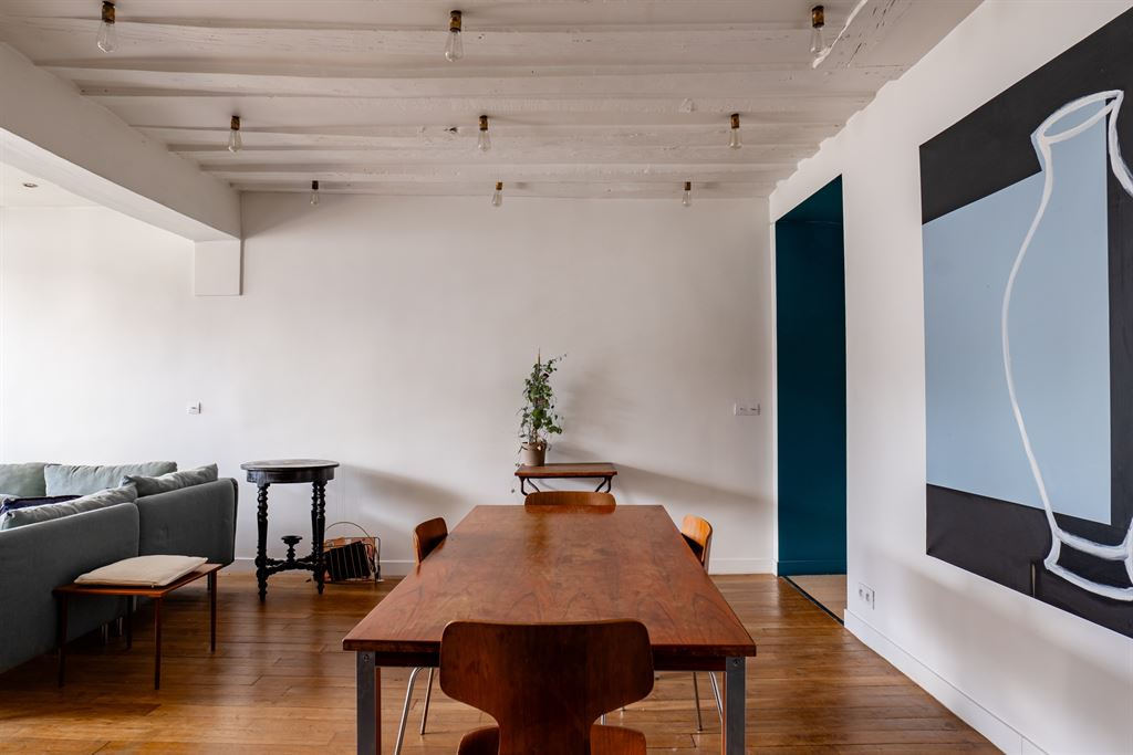 Bel appartement dans le Marais Intérieur d'un appartement dans le Marais à Paris, avec un salon et une salle à manger.