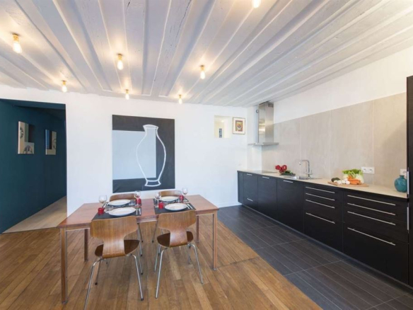 Intérieur d'un appartement meublé avec cuisine ouverte et salle à manger, Paris 4ème.