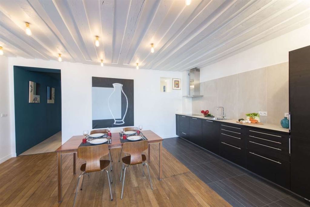 Appartement meublé dans le Marais Intérieur d'un appartement meublé avec cuisine ouverte et salle à manger, Paris 4ème.