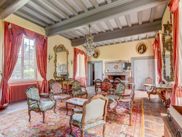 Intérieur d'un château du XVIIe siècle à Lanta, avec des salons élégants et un mobilier ancien.