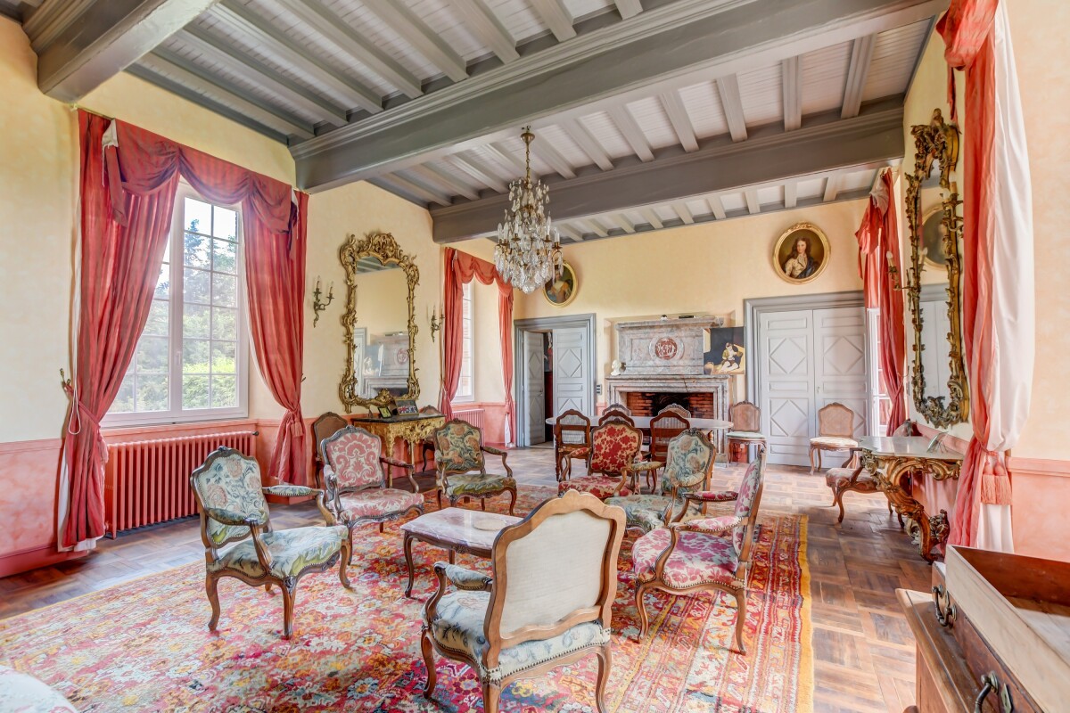 Intérieur d’un château à Lanta Intérieur d'un château du XVIIe siècle à Lanta, avec des salons élégants et un mobilier ancien.