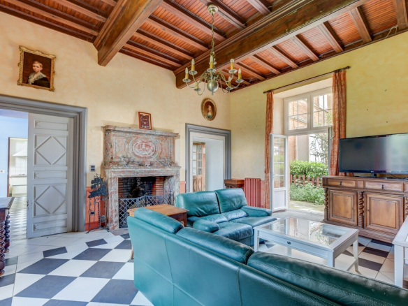 Intérieur d'un salon avec cheminée et mobilier moderne dans un château du XVIIe siècle à Lanta.