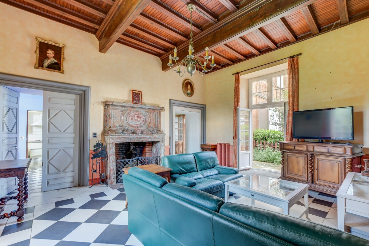 Salon d’un château à Lanta Intérieur d'un salon avec cheminée et mobilier moderne dans un château du XVIIe siècle à Lanta.