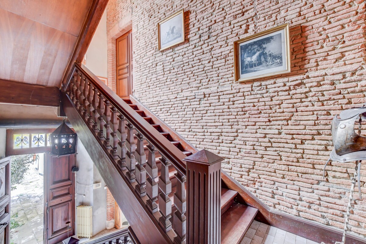 Escalier du château à Lanta Escalier en bois dans un château du XVIIe siècle à Lanta, avec murs en briques apparentes.