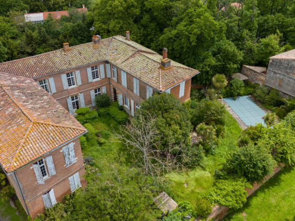Vue aérienne d'un château du XVIIe siècle avec cour centrale et jardin à Lanta.