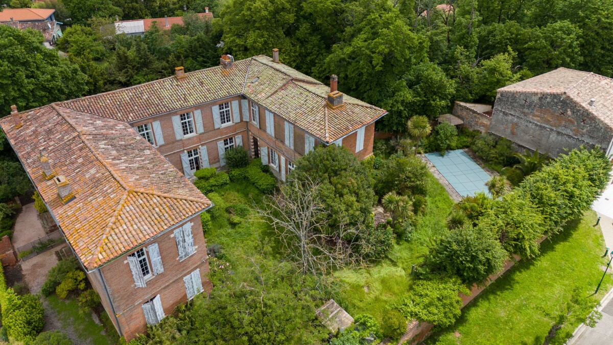 Château historique à Lanta Vue aérienne d'un château du XVIIe siècle avec cour centrale et jardin à Lanta.