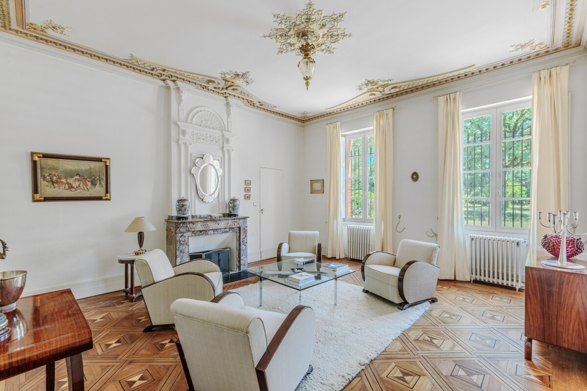 Salon d’une maison de maître Intérieur d'une maison de maître du XIXe siècle avec salon lumineux et cheminée en marbre.