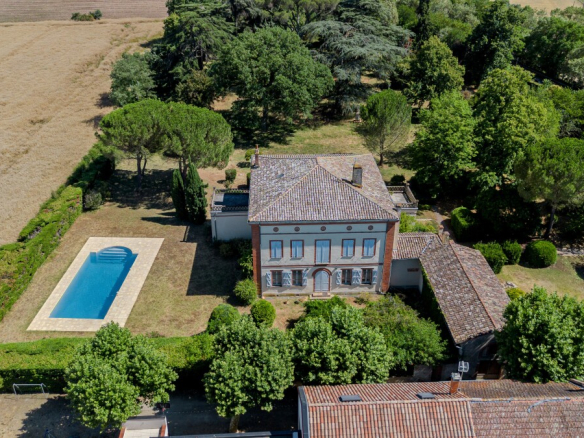 Vue aérienne d'une maison de maître du XIXe siècle avec piscine et parc à Fenouillet.