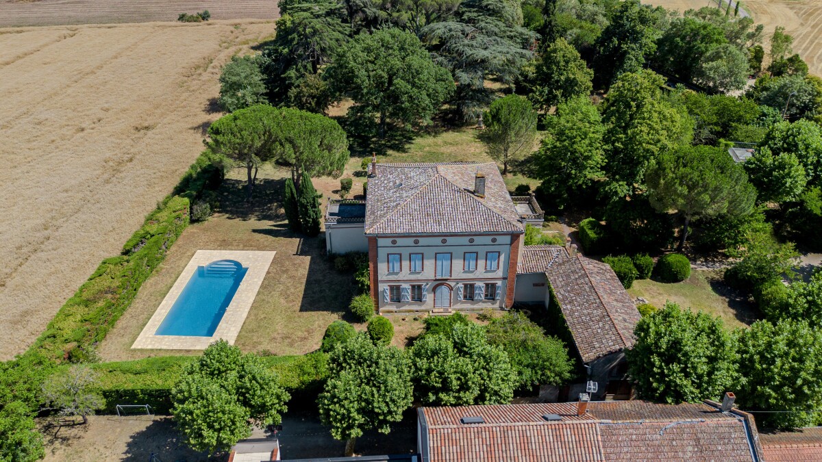 Maison de maître XIXe à Fenouillet Vue aérienne d'une maison de maître du XIXe siècle avec piscine et parc à Fenouillet.